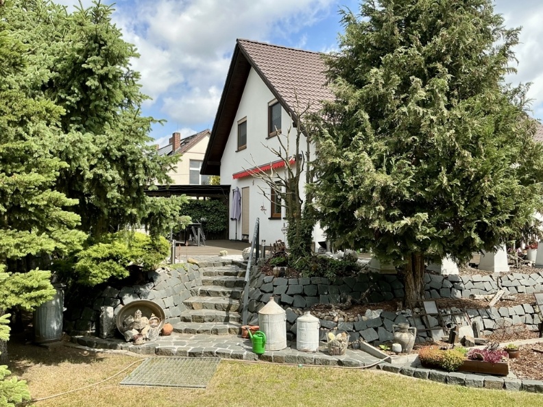 Wohnhaus mit Terrasse