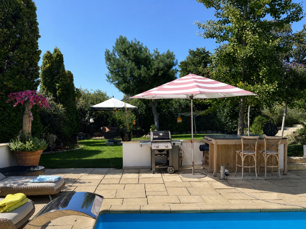 Poolbereich mit Grillecke