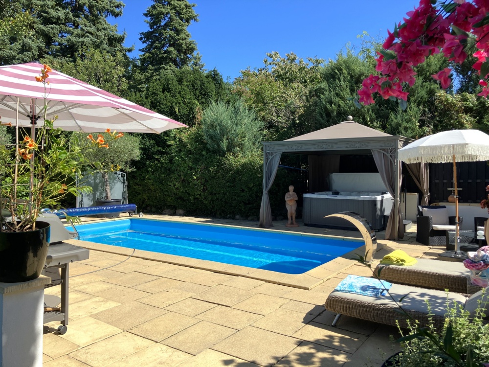Poolbereich mit Whirlpool