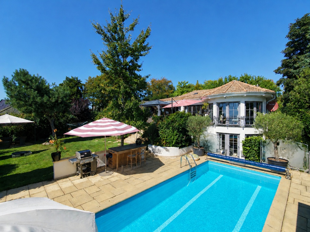 Villa mit Pool und Garten