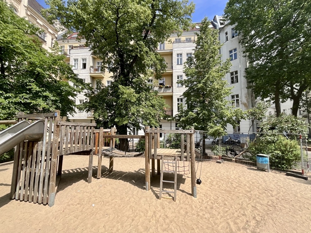 Spielplatz vor dem Haus