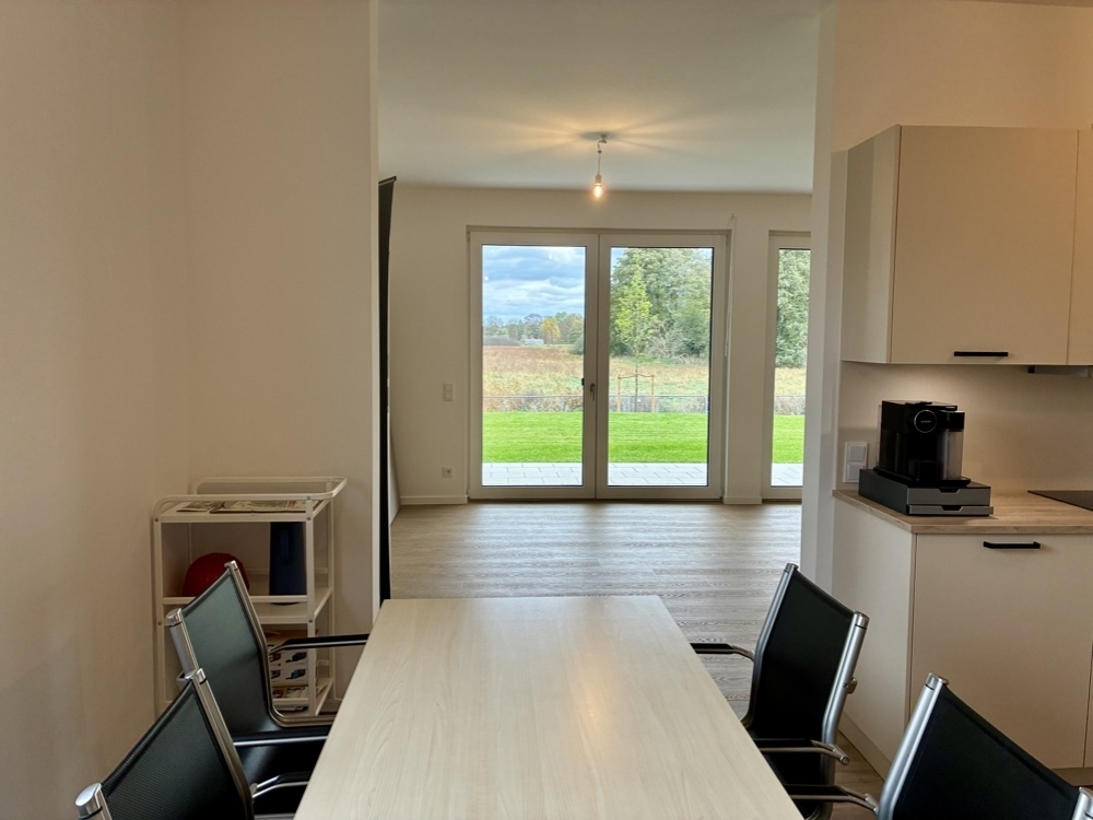 Essbereich mit Blick ins Wohnzimmer