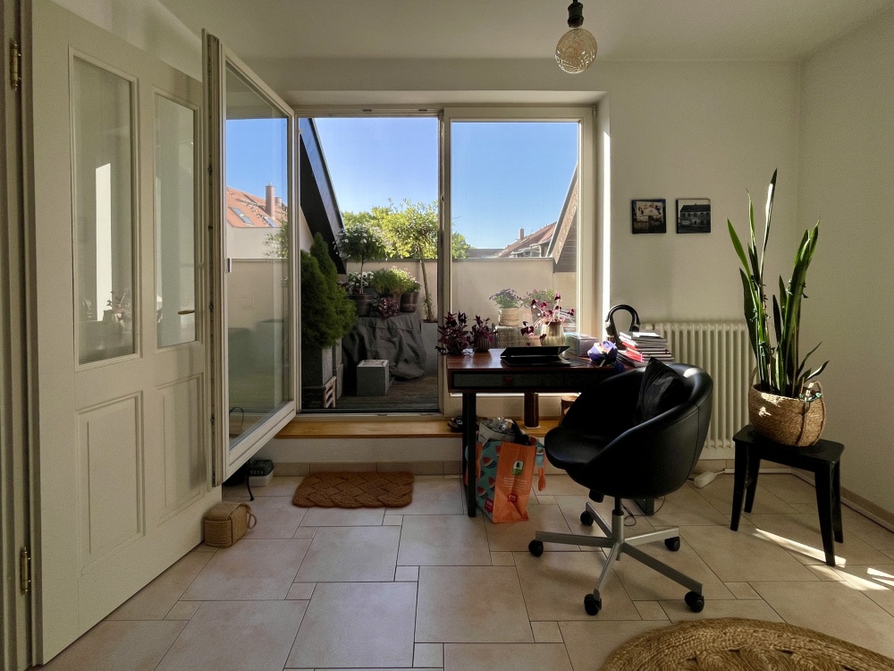 Arbeitszimmer mit Blick zum Balkon