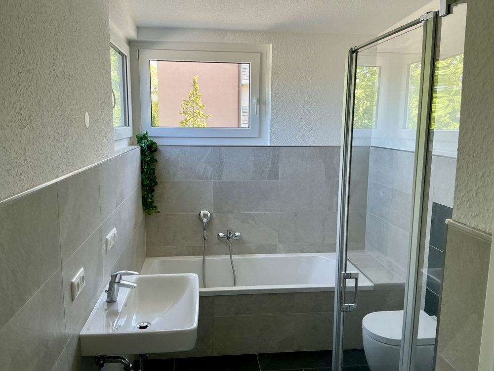 Bad mit Dusche Wanne