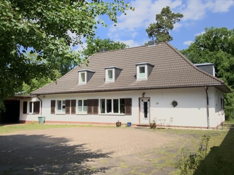 Hausansicht mit Eingangsbereich