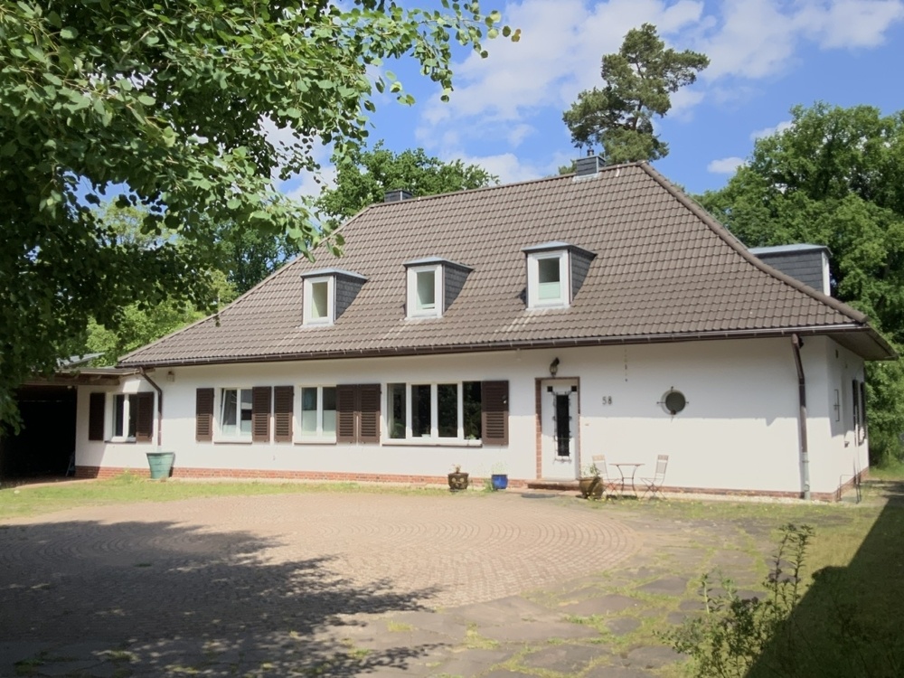 Hausansicht mit Eingangsbereich