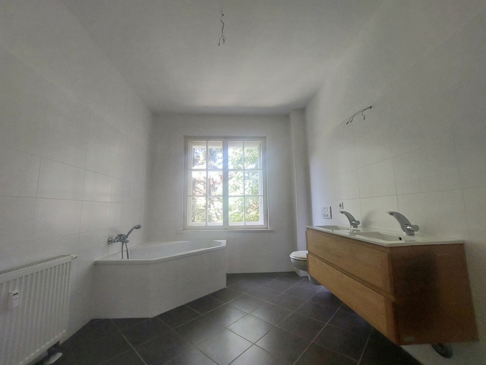 Badezimmer mit Dusche und Wanne