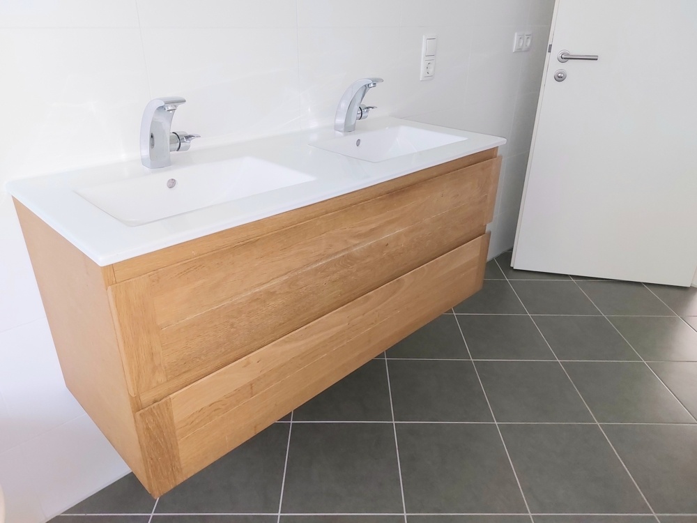 Doppelwaschbecken im Badezimmer