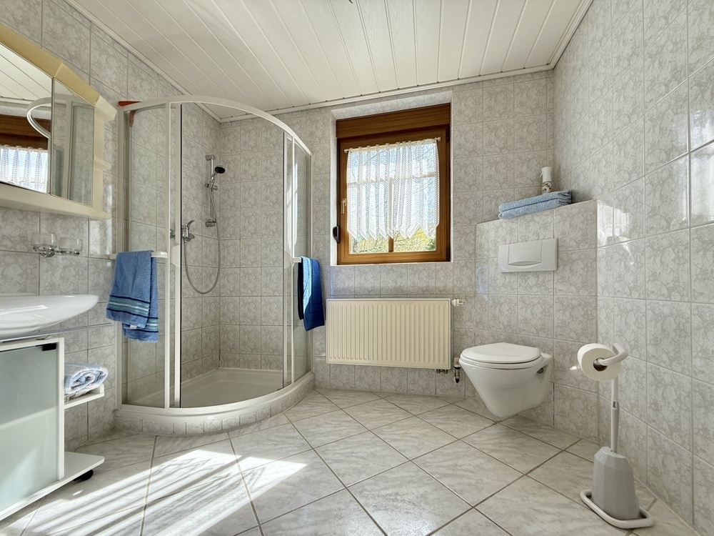 Bad mit Dusche im Erdgeschoss