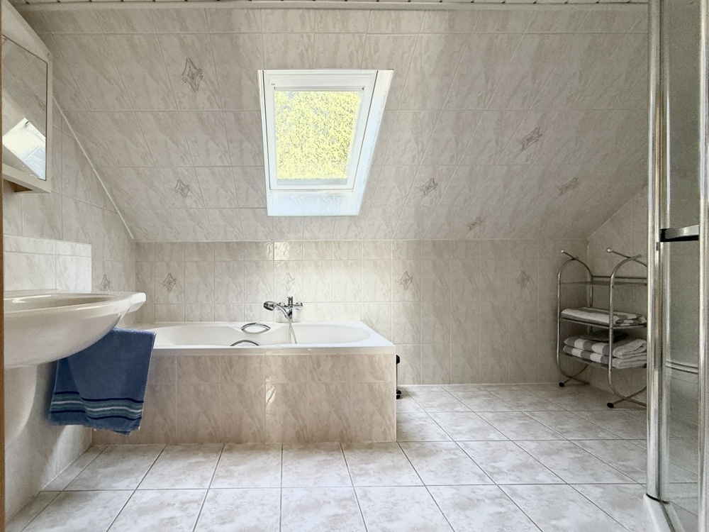 Bad mit Wanne und Dusche im Obergeschoss