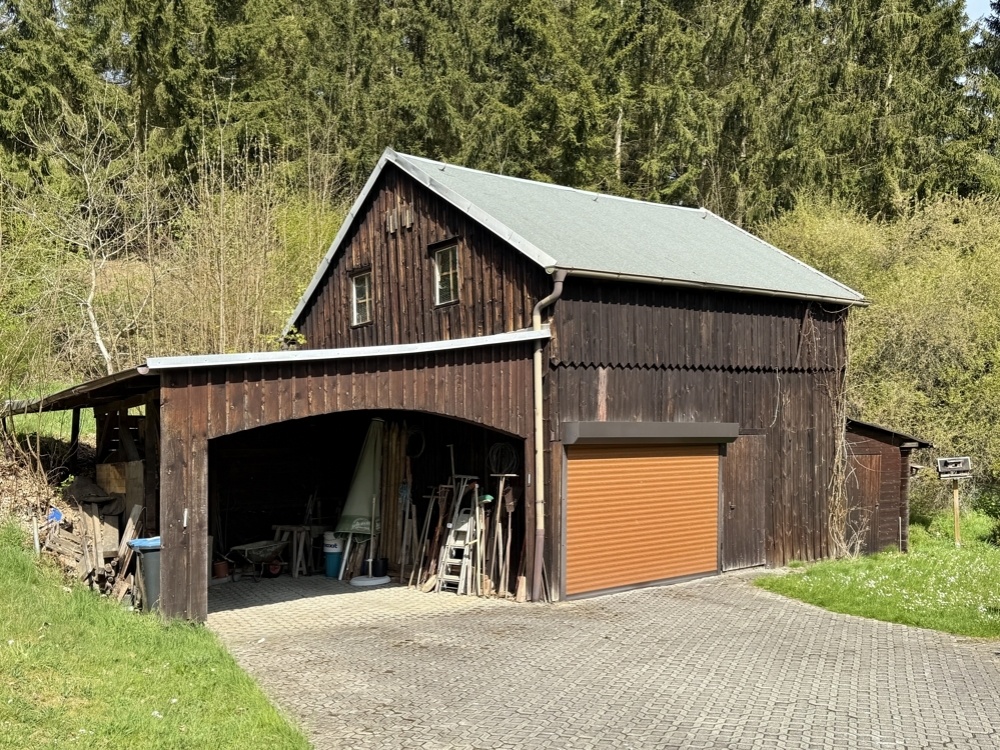 Nebengelass mit Garage und Carport