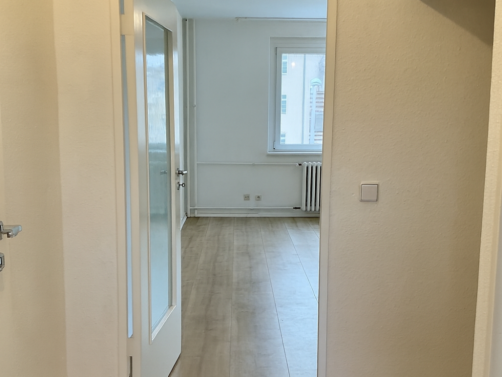 Blick vom Flur ins Wohnzimmer