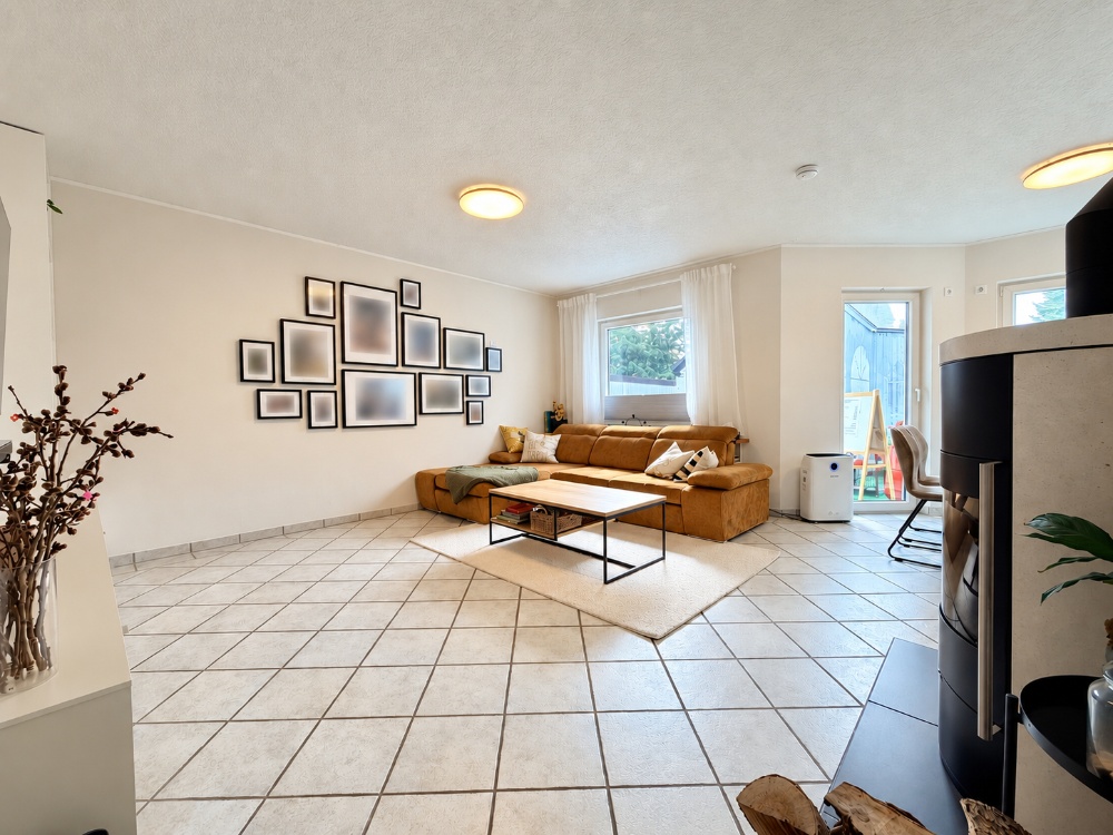 Großes helles Wohnzimmer