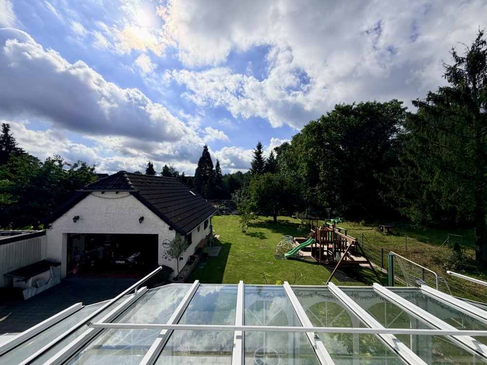 Blick vom Balkon in den Garten