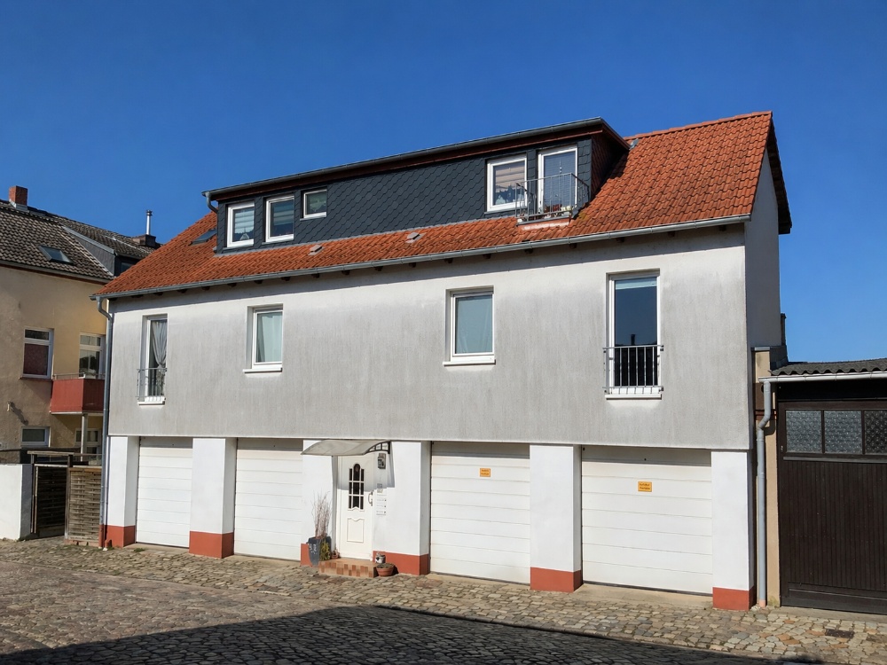 Neubau mit Garagen