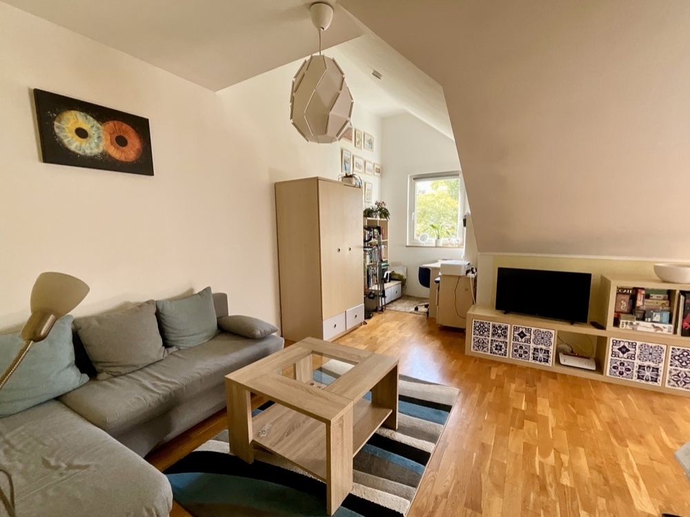 Wohnzimmer mit Arbeitsplatz