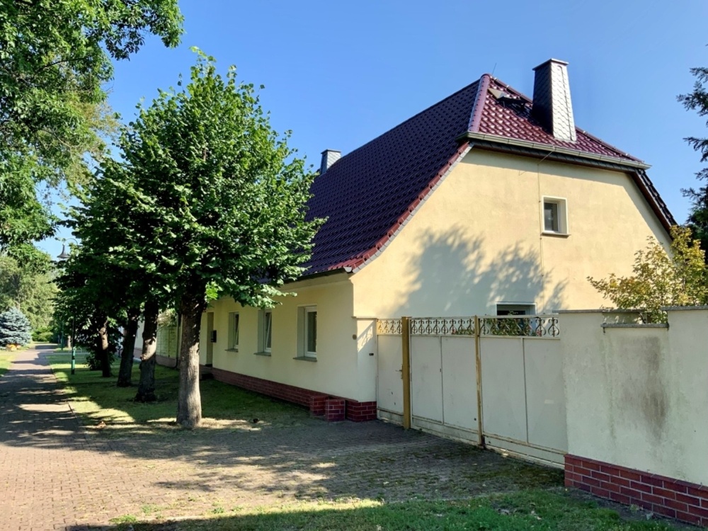 Wohnhaus mit Einfahrt