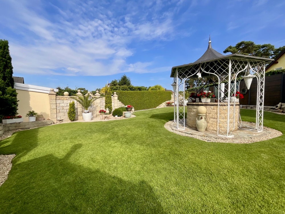 Garten mit Pavillon