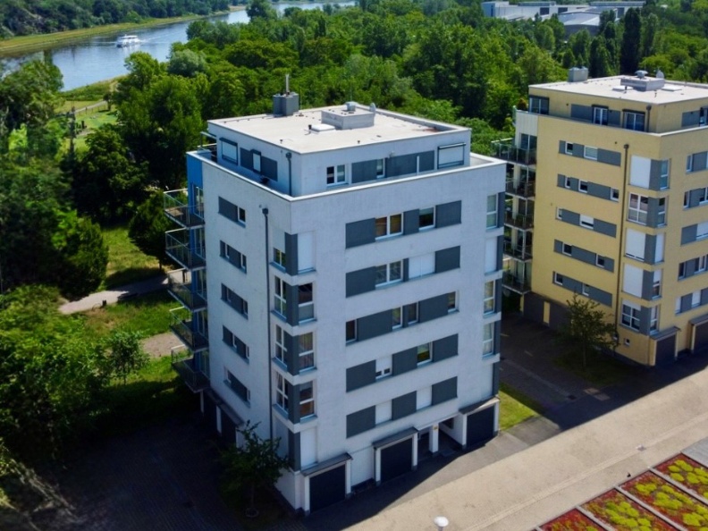 Frontansicht mit Elbblick