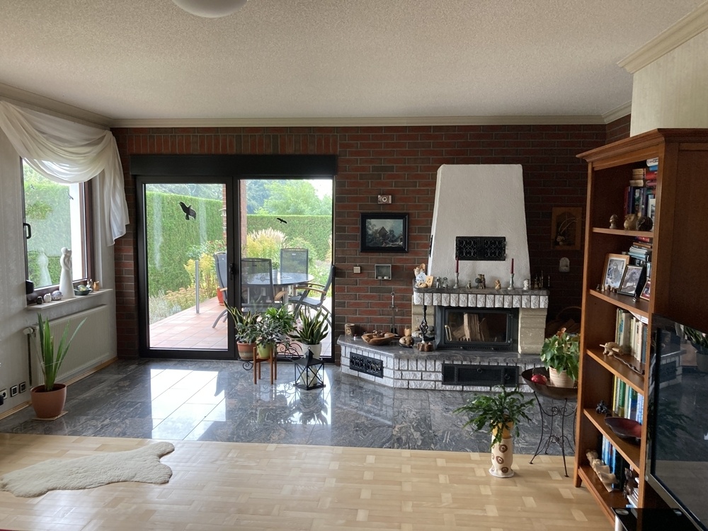 Wohnzimmer mit Kamin