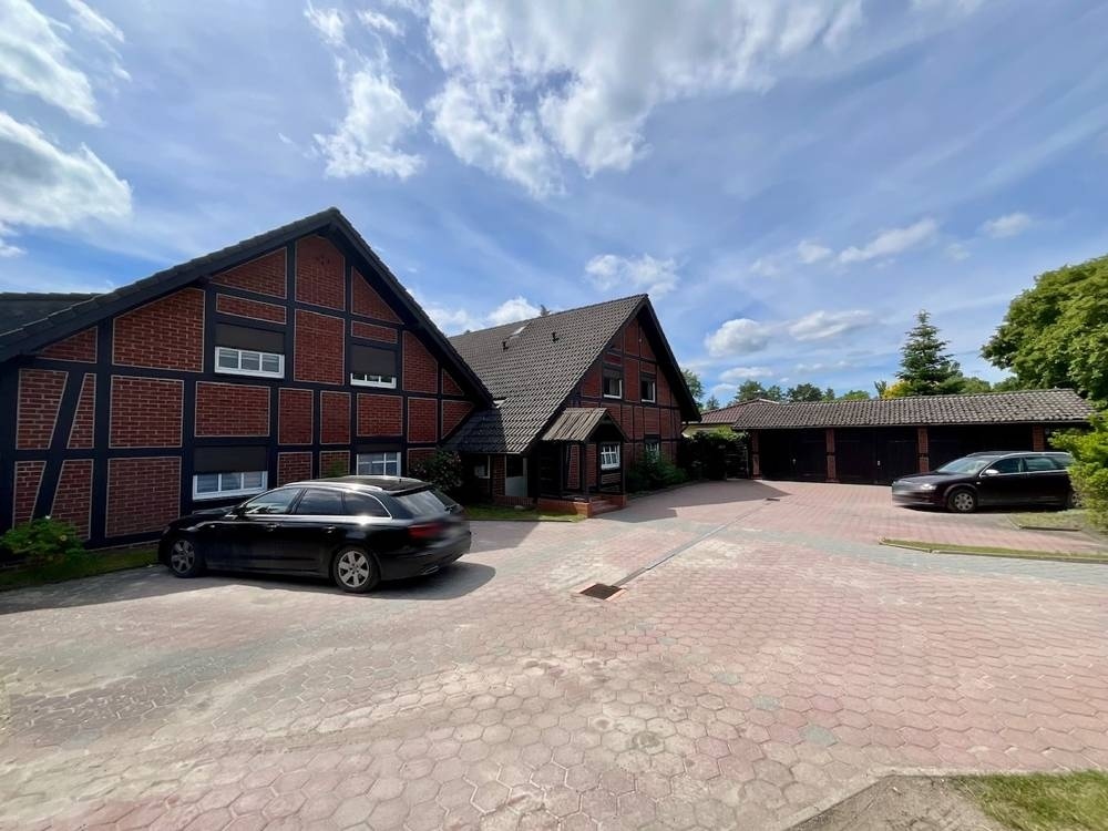 Parkplätze und Hausansicht