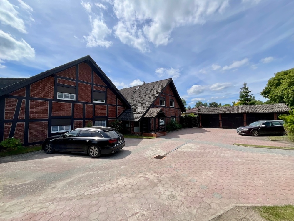 Parkplätze und Hausansicht