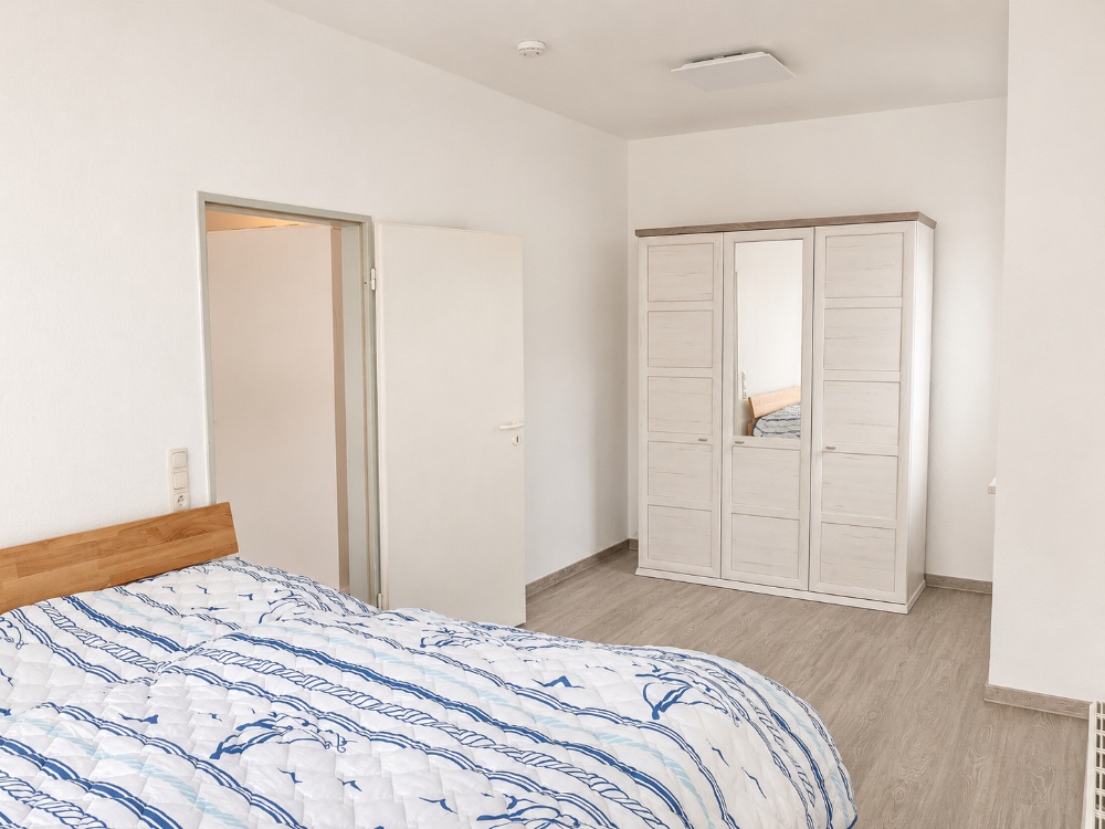 Schlafzimmer mit Kleiderschrank