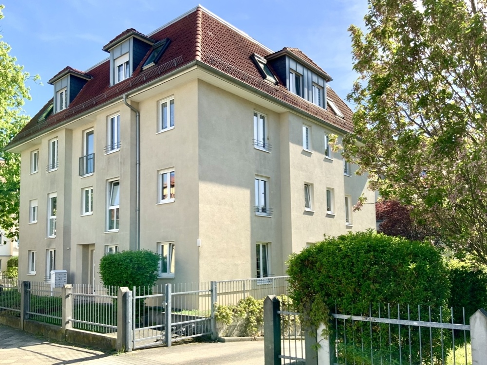 Hauszugang mit Tiefgaragenzufahrt