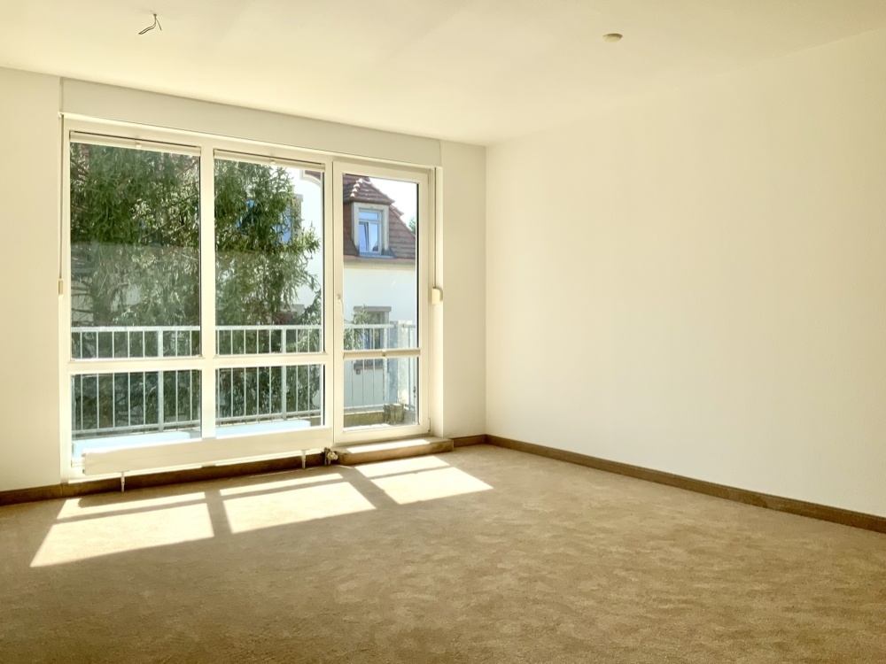 Wohnzimmer mit Zugang zum Südbalkon