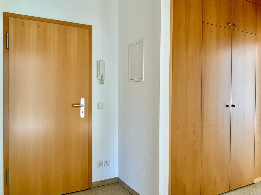 Wohnungszugang mit Einbauschrank