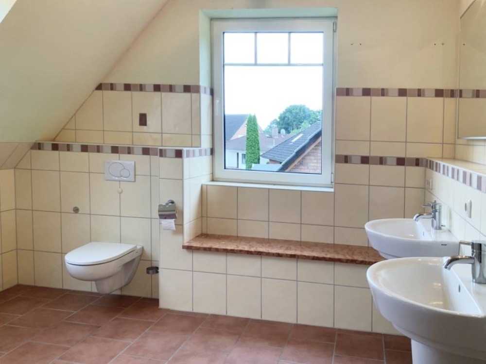 sehr geräumiges Badezimmer