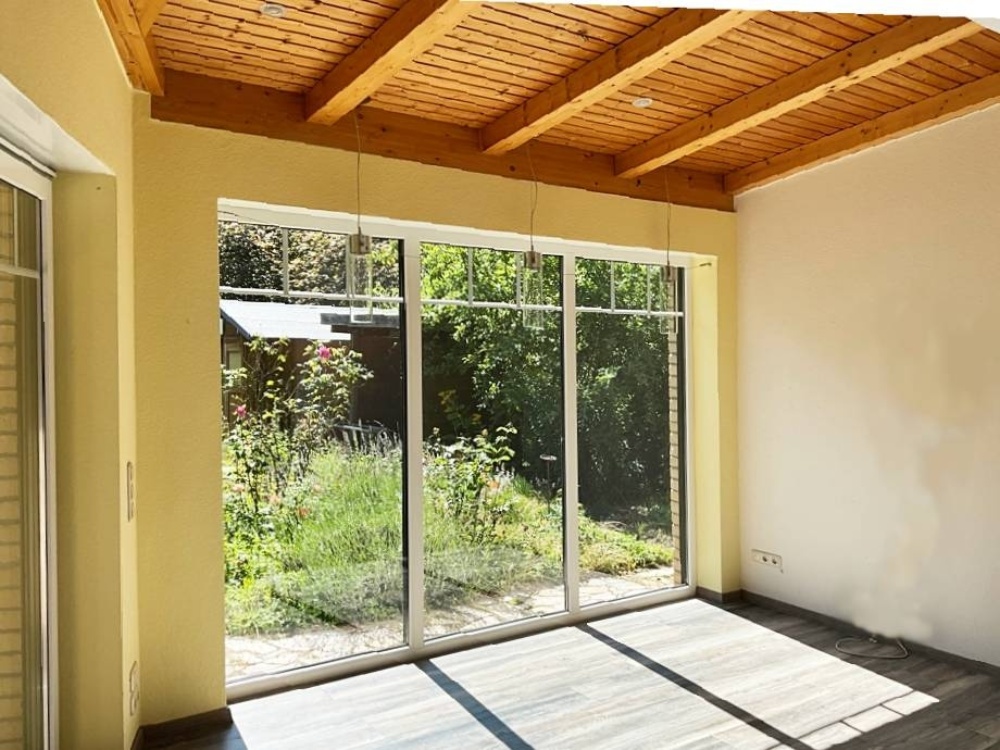 Wohnzimmer mit Blick in den Garten