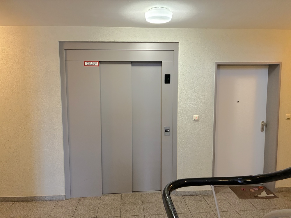 Treppenhaus mit Aufzug