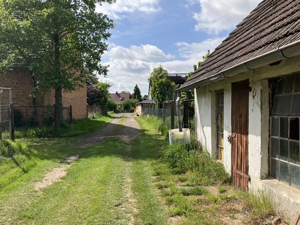 Privatweg an der Nordseite des Anwesens