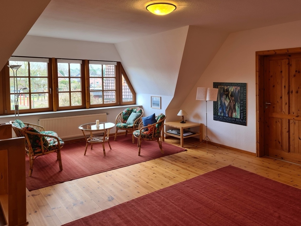 großzügig mit Sitzgelegenheit