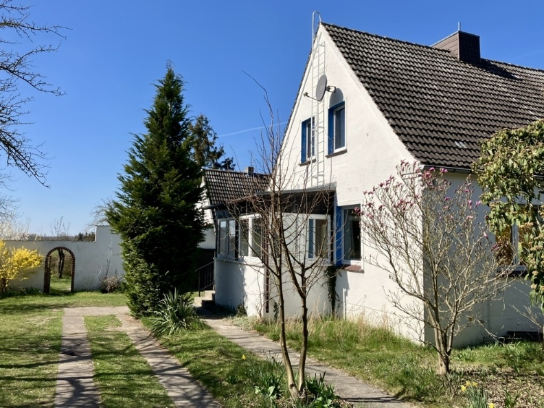 Blick auf das Grundstück mit Haupthaus