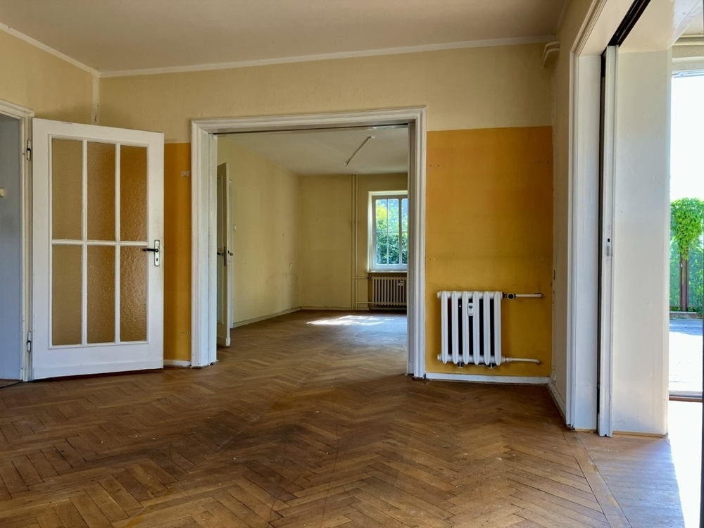 Blick durchs Wohnzimmer ins Schlafzimmer