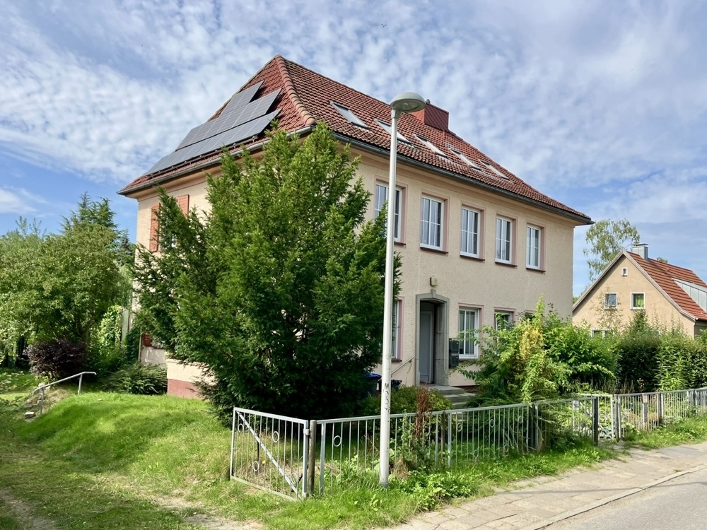 seitliche Hausansicht Straßenseite