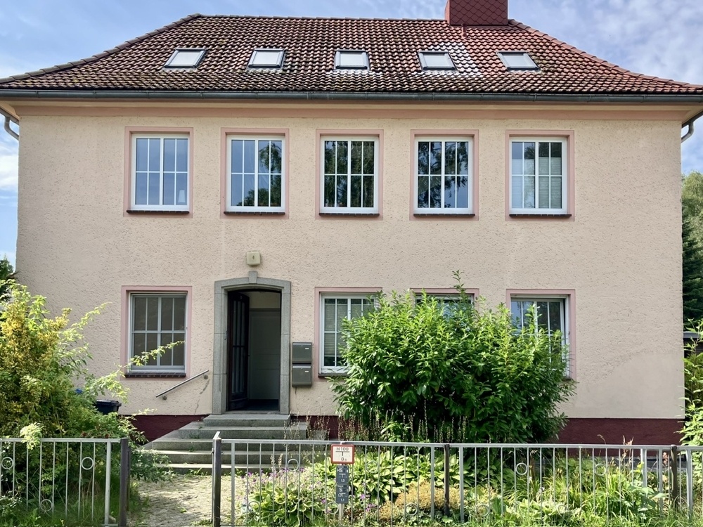 Hausansicht mit Hauseingang