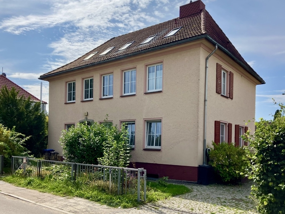 seitliche Hausansicht Straßenseite
