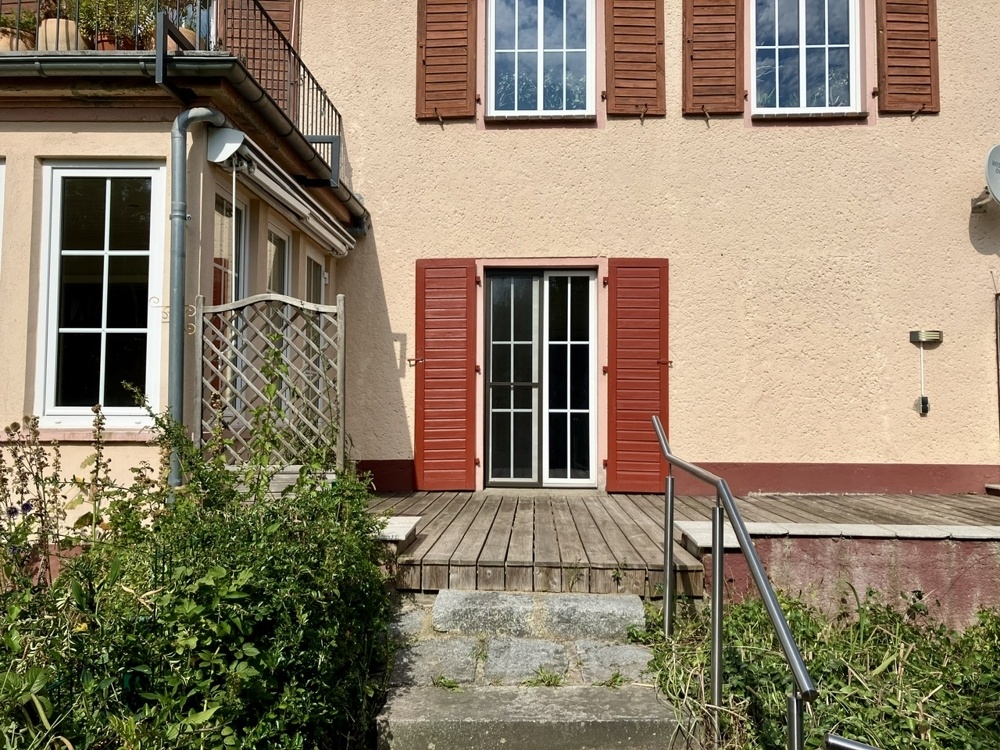 Blick zur Terrasse vom Grundstück