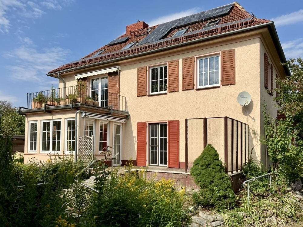 Blick zur Terrasse und Wintergarten