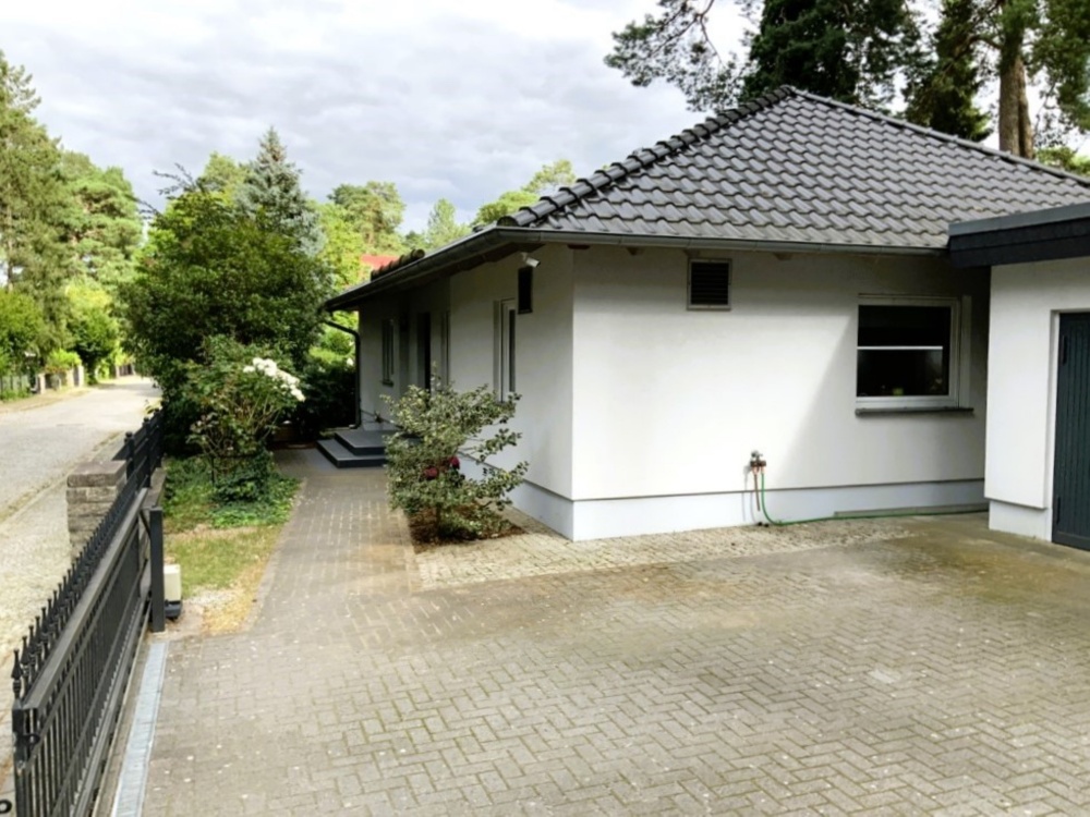 Einfahrt mit Toranlage