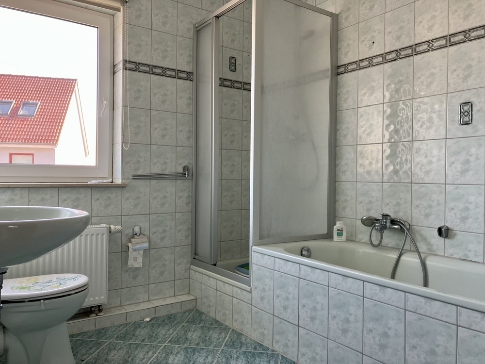 Bad mit Badewanne und Dusche Obergeschoss