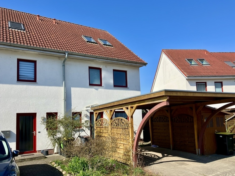 Hausansicht mit Carport
