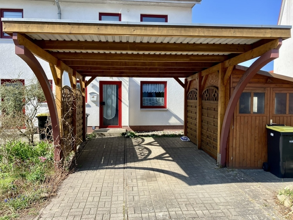 Carport vor dem Haus