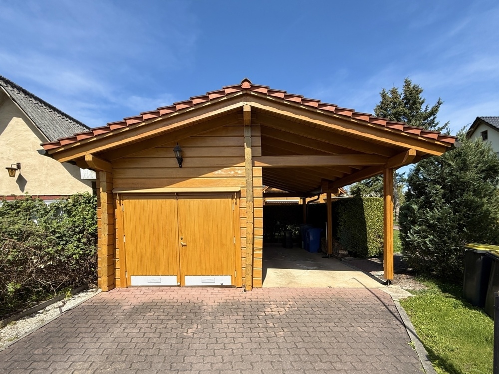 Carport mit Schuppen