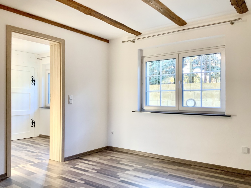 Schlafzimmer mit Zugang zur Ankleide