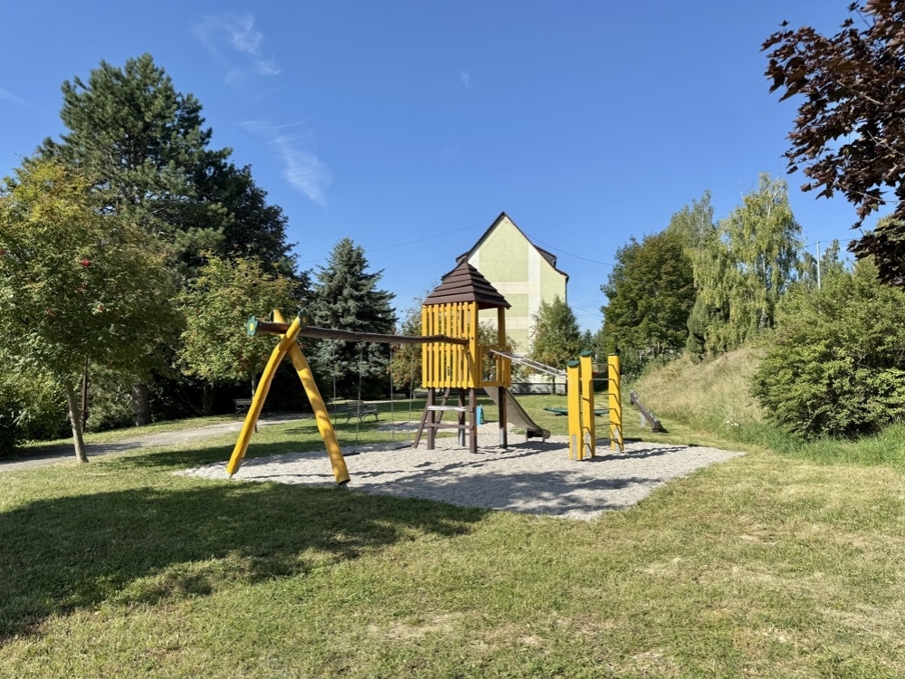 Spielplatz auf dem Grundstück