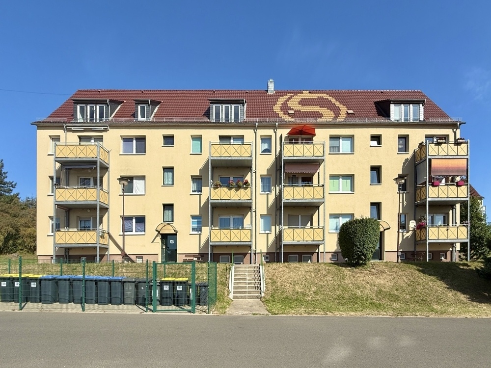 Frontansicht mit Balkonen